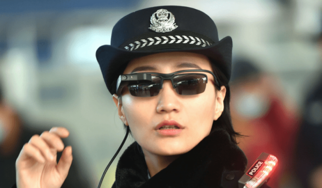 Фото - Китайскую железнодорожную полицию вооружили «умными очками»