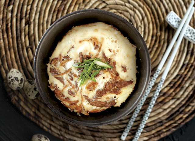 Фото - Рецепт для воскресного завтрака: японский омлет с говядиной и красным луком